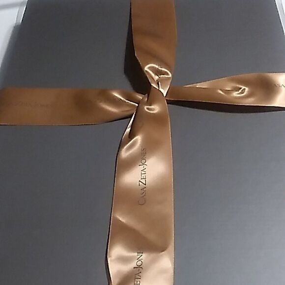 Casa Zeta-Jones Gift Set - Picture 4 of 4